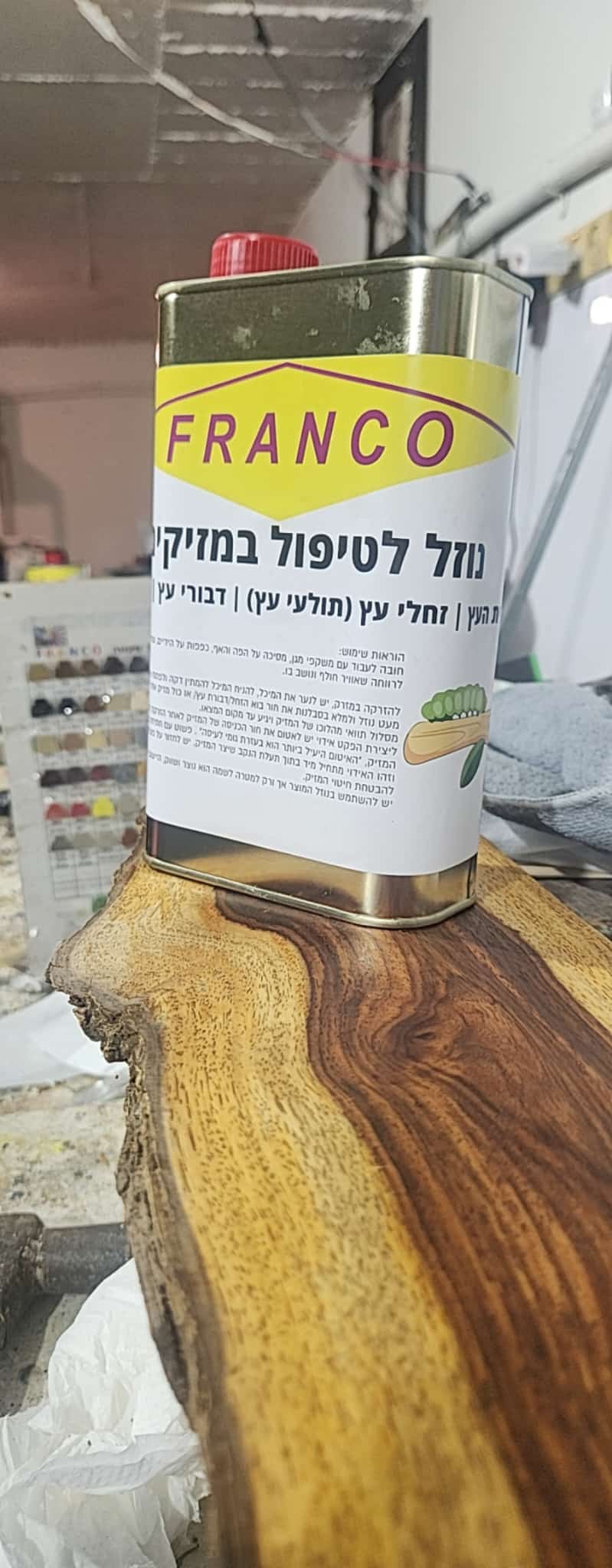 נוזל הזרקה לתוך חורי תולעי עץ